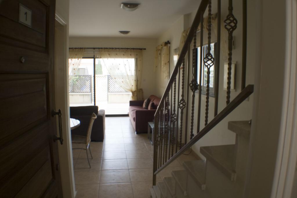 Queens Gardens 2 Bedrooms Paphos Room photo